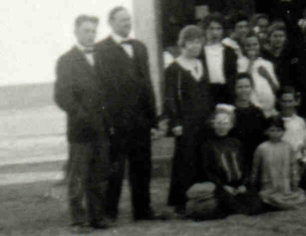 Teachers in 1917 building phonto